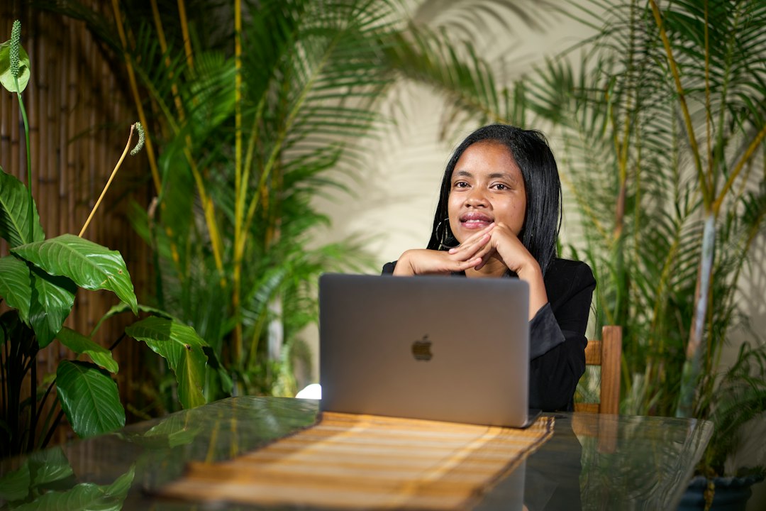 Terapeuta trabajando desde una consulta tranquila con plantas